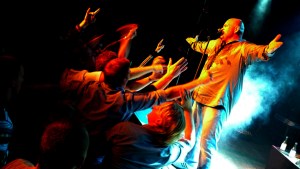 JC-BAND UPPTRÄDER PÅ SCEN